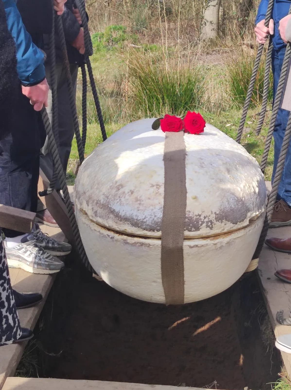 De Cocoon met twee rode hartjes erop