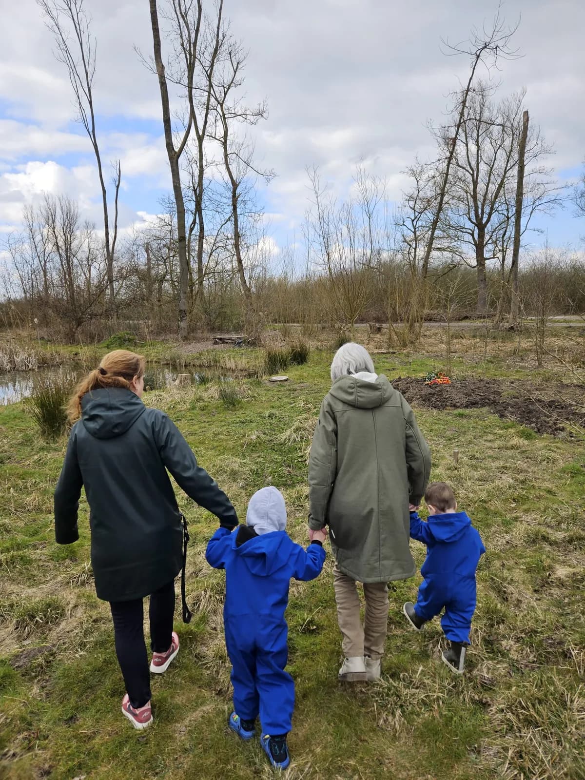 Kinderen lopen hand in hand door het natuurgebied