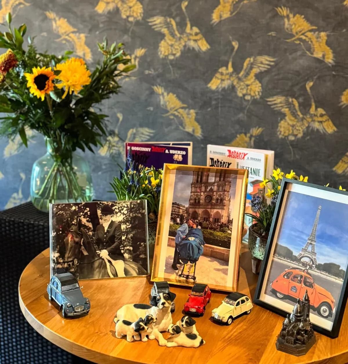 Herinneringstafel met zonnebloemen, ingelijste foto’s en beeldjes