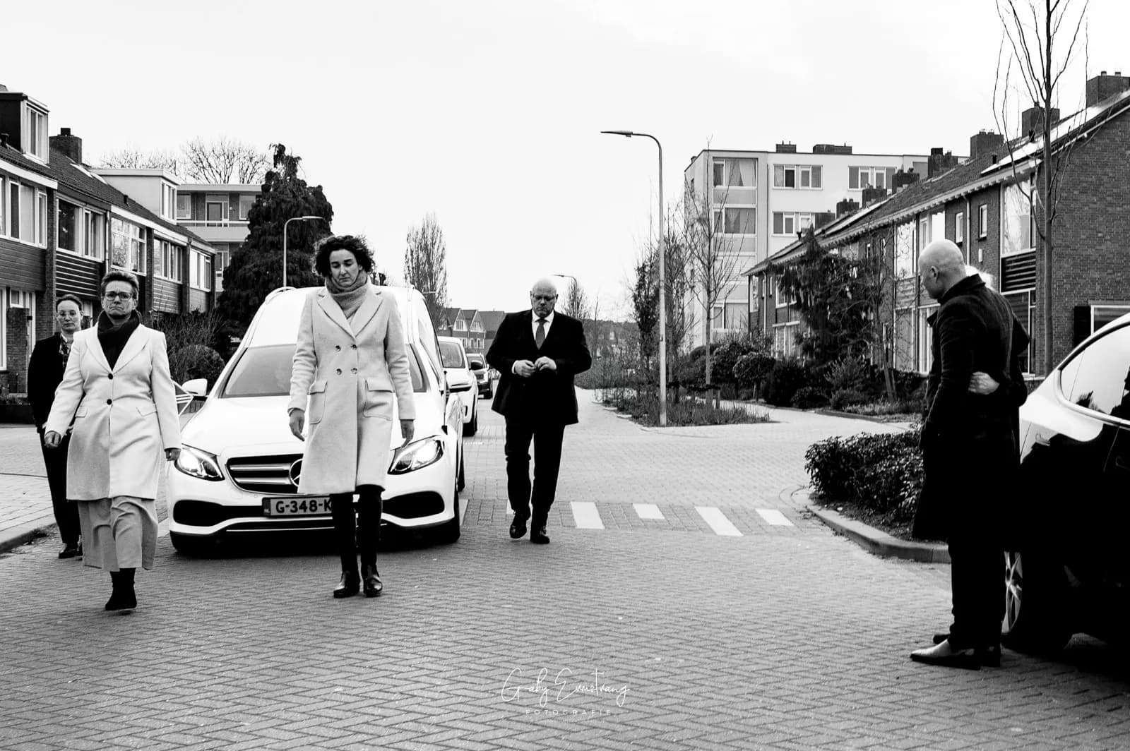 Uitgeleide: de rouwstoet loopt door de straat