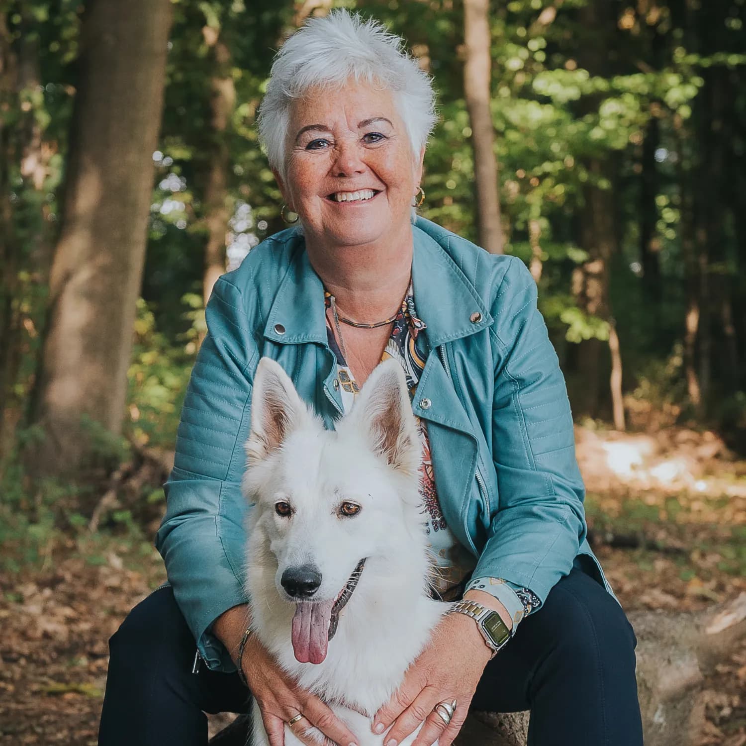 Els de Zanger in het bos met haar witte herder