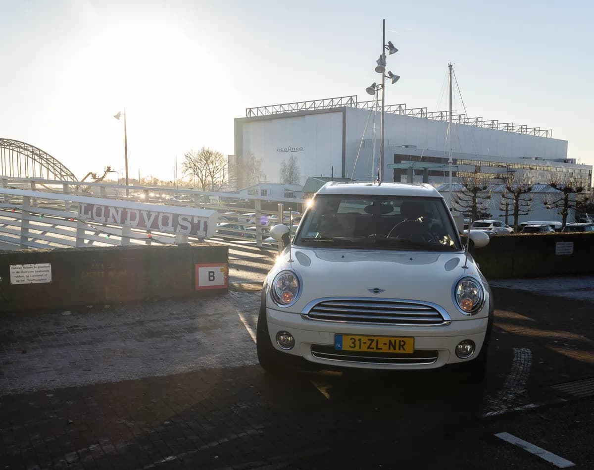 De witte minirouwauto in de ochtendzon voor theater Landvast in Alblasserdam