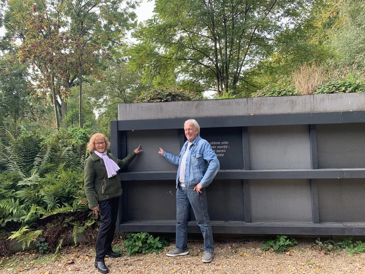Het echtpaar wijst lachend naar de wandgraven op de Essenhof in Dordrecht