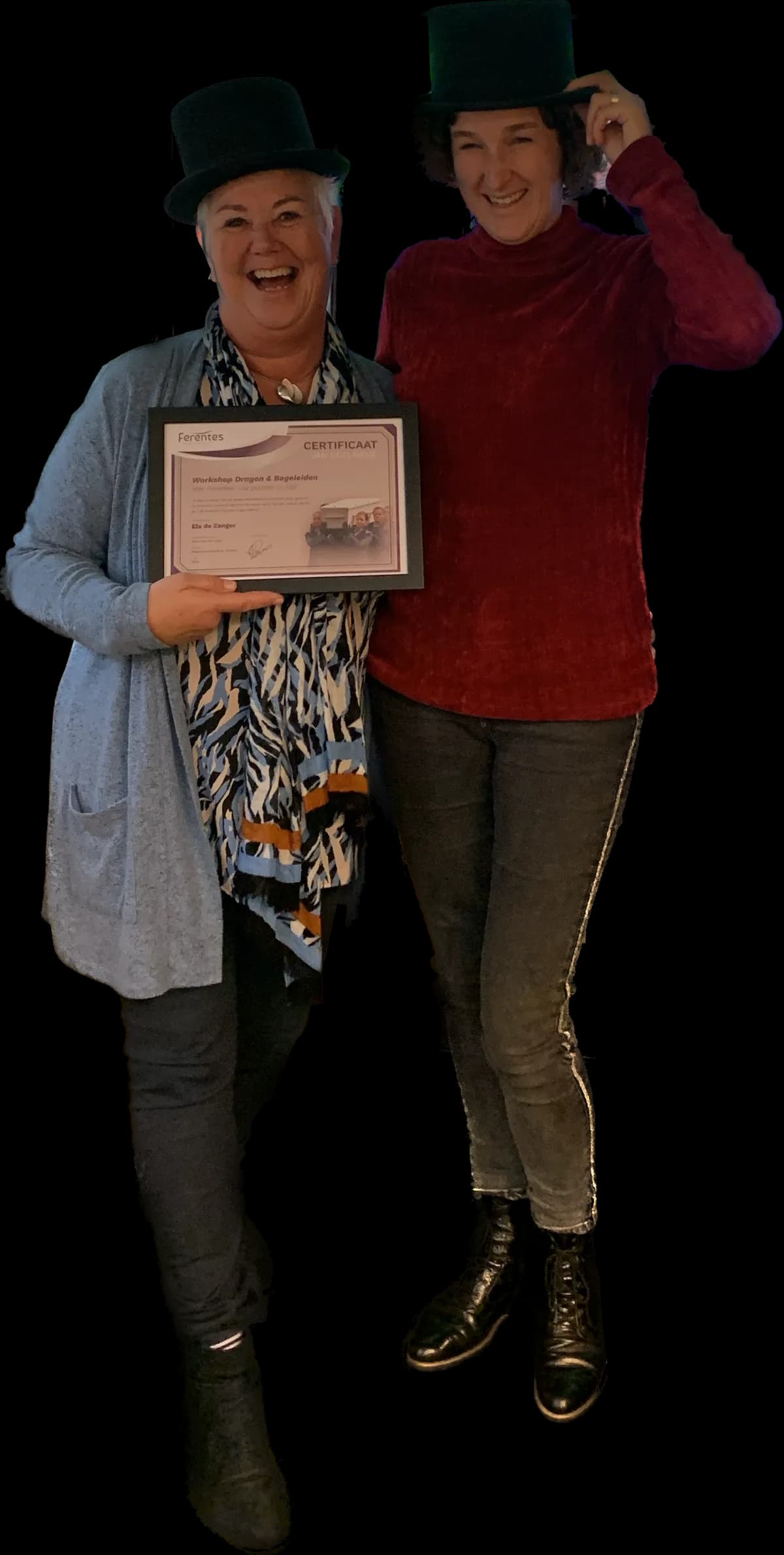 Els en Annemarie met een hoge hoed op, Els met het certificaat van de workshop Dragen en begeleiden