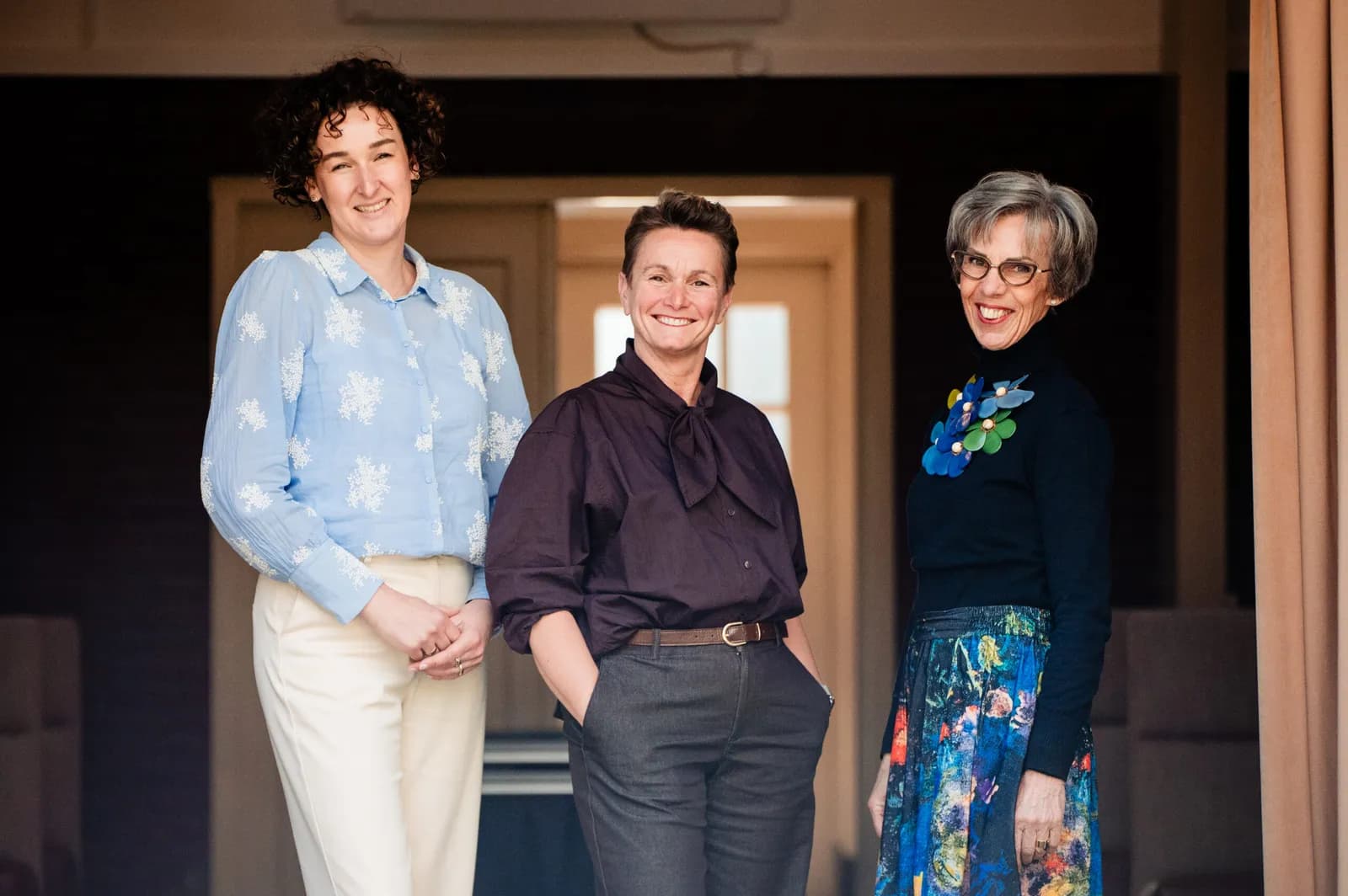 Drie collega's van Els de Zanger Uitvaartbegeleiding in de deuropening