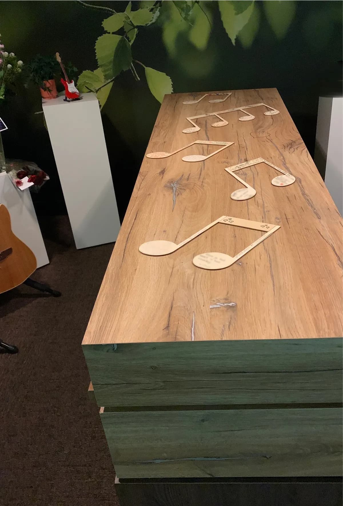 Houten muzieknoten met handgeschreven groeten op het deksel van de kist