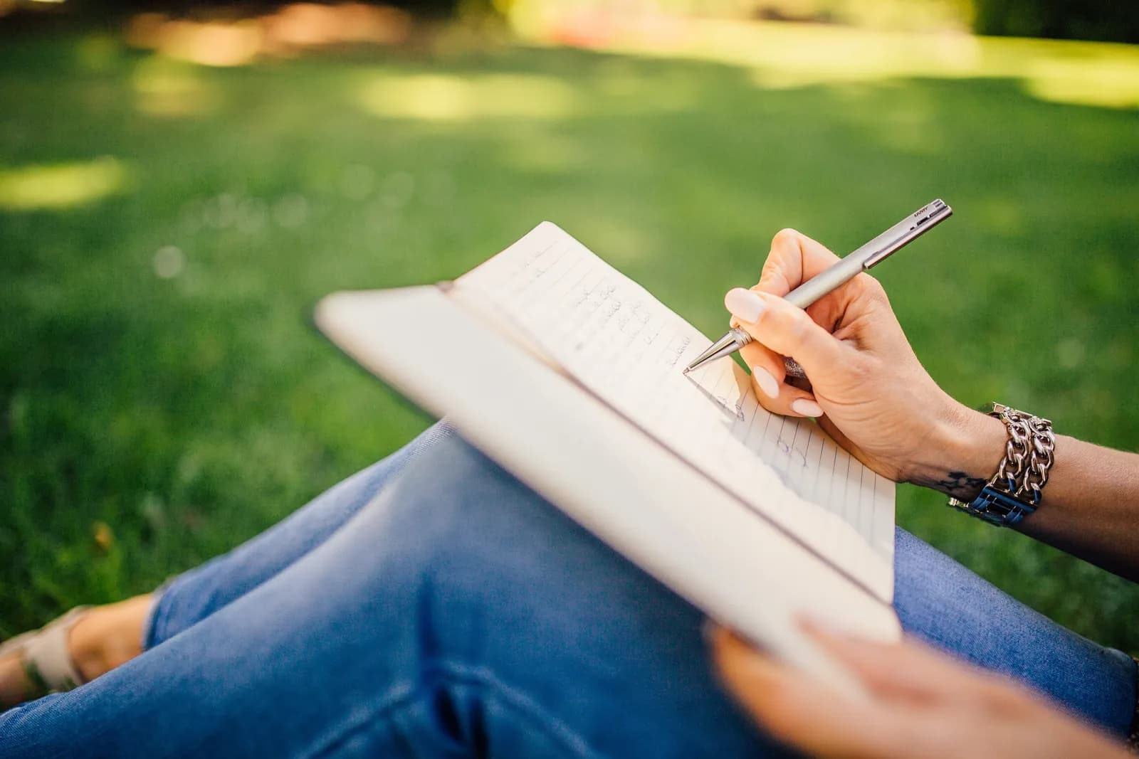Schrijvende hand met een pen op papier